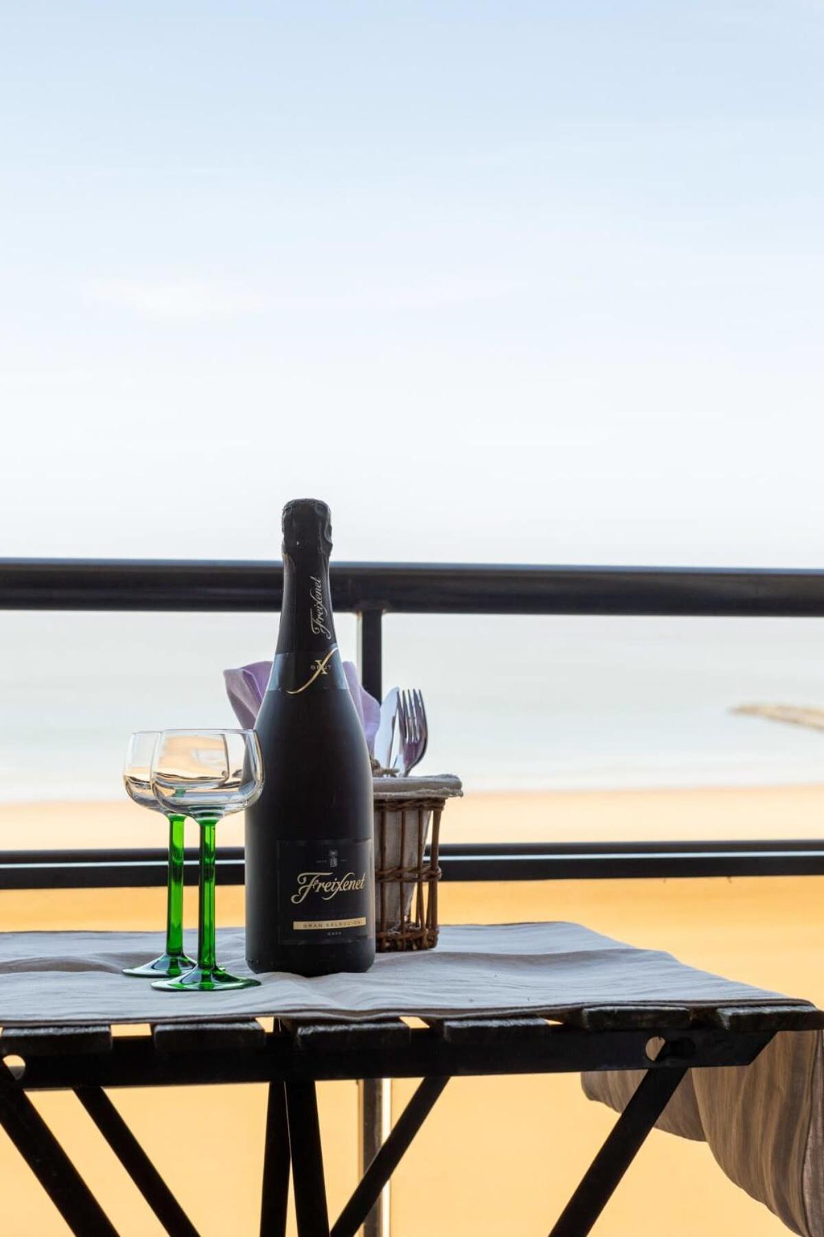 Huswell - Beautiful Spacious Studio With Frontal Sea View Knokke-Heist Zewnętrze zdjęcie